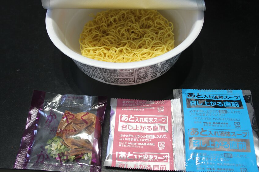 かやくはスープは一般的なカップ麺と同じだ。これでドロドロのスープができるのか?