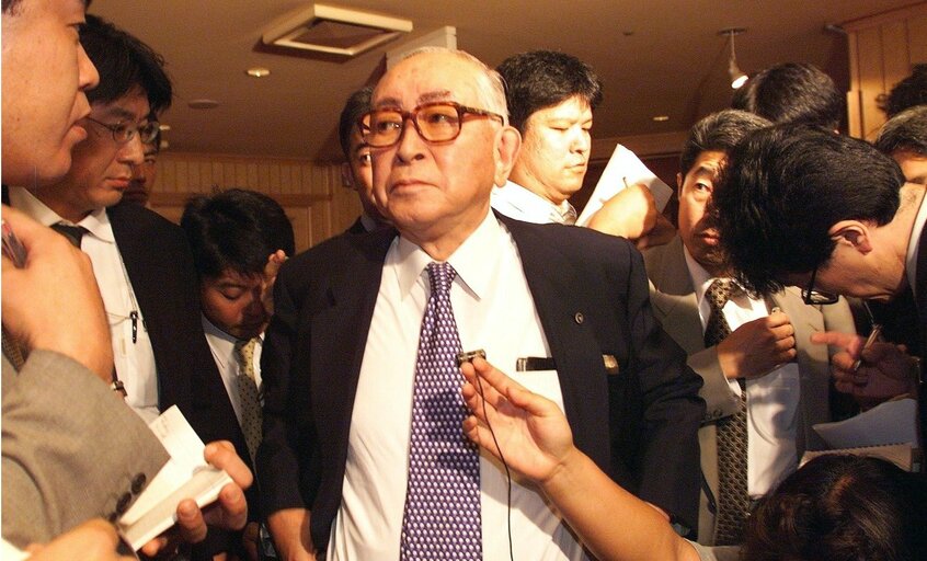 プロ野球のオーナー会議の後、報道陣に囲まれる渡邉さん(1999年)