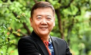 小学校にある「学校生活の約束」に疑問をもつ42歳女性教員に、鴻上尚史が「子供たちを納得させられる約束であるべき」と伝えた真意