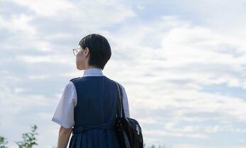 LGBTQの子どもの孤独感、全国調査の8.6倍 学校がつらく不登校や通信制選ぶ10代に居場所必要