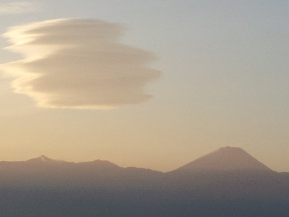 朝日に輝く「つるし雲と富士山」　１０月２７日朝　山梨県甲府市内より