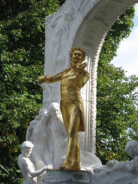 ウィーンの公園にあるヨハン・シュトラウスの像