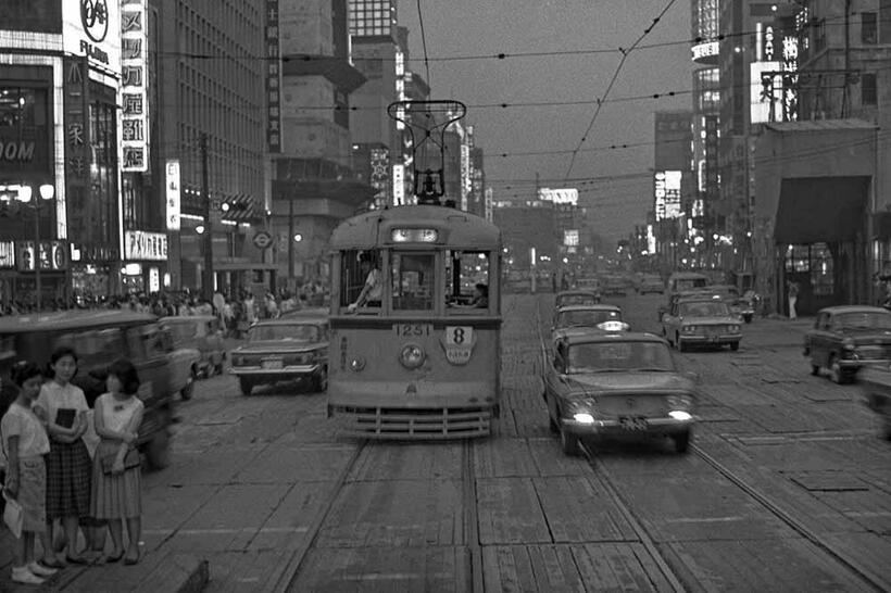 梅雨の黄昏時、数寄屋橋を発車して板張りの晴海通りを築地終点に急ぐ8系統の都電。　数寄屋橋～銀座四丁目（撮影／諸河久：1964年6月28日）