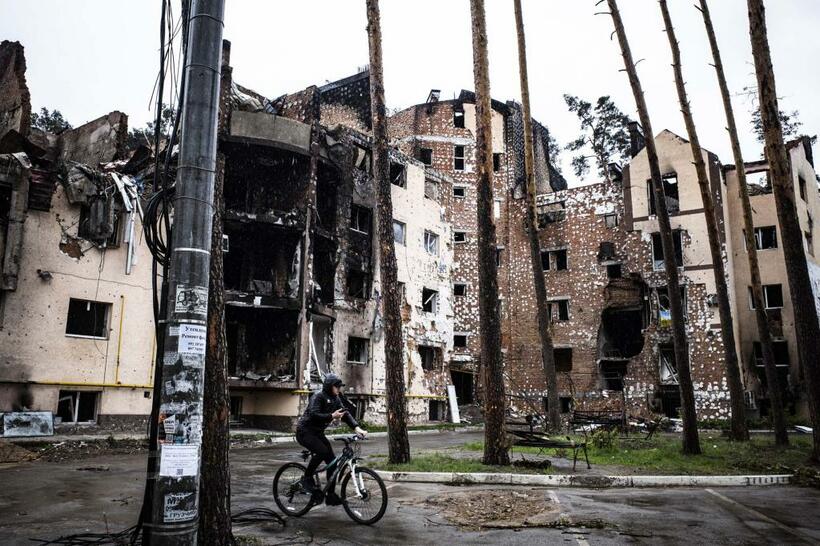３００人以上の市民が犠牲になったといわれるイルピンの集合住宅。徹底的に破壊された跡からは、焦げた臭いが漂ってくる（写真＝佐藤慧）