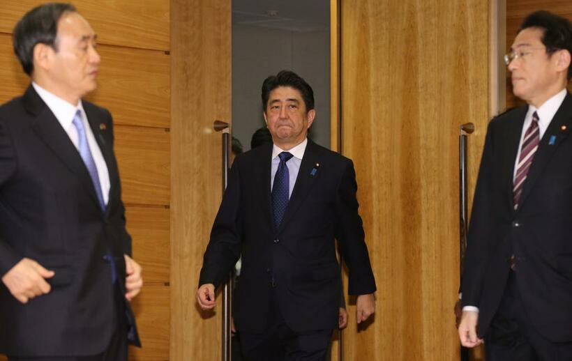 安倍晋三前首相（中央）、菅義偉前首相（左）、岸田文雄首相（右）