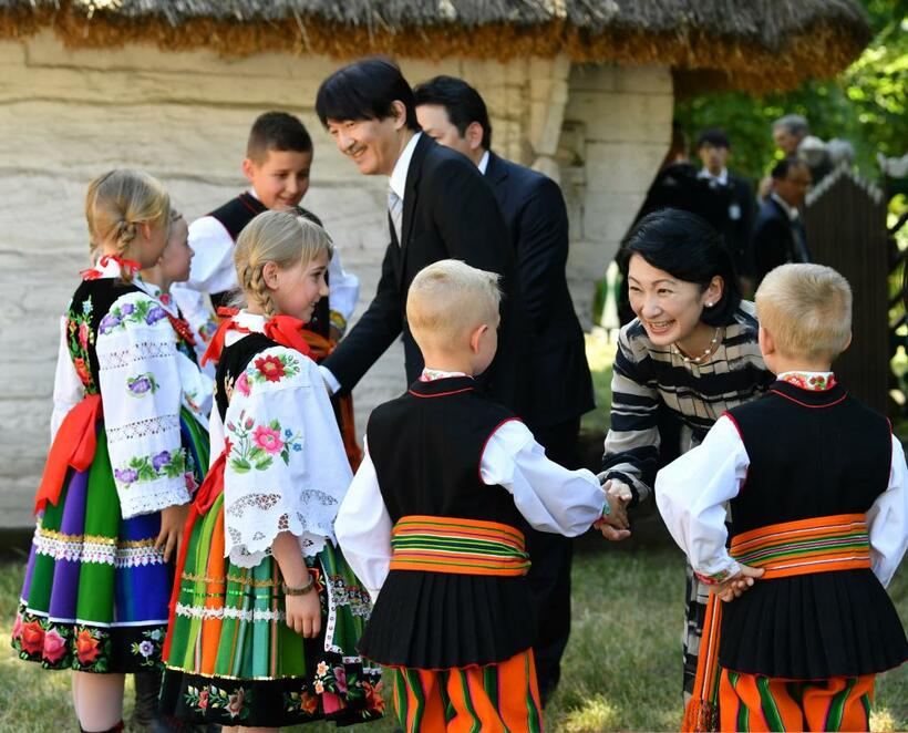 ６月３０午後、ポーランドのウォヴィチ博物館で、舞踊を終えた民族衣装を着た子どもたちと懇談する秋篠宮ご夫妻　（ｃ）朝日新聞社
