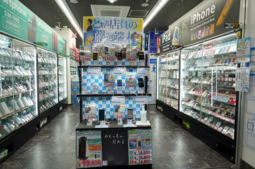 中古スマホ店「イオシス」のアキバ中央通り店の店内