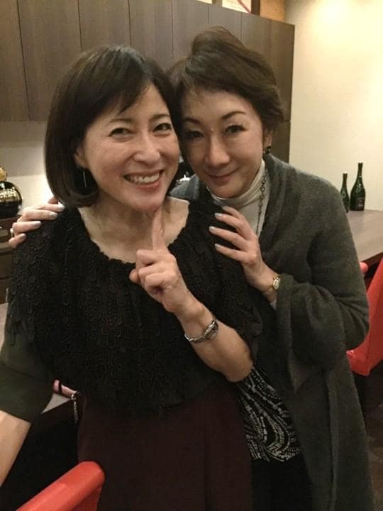 岡江久美子さん（左）と井上絵美さん（井上絵美さん提供）