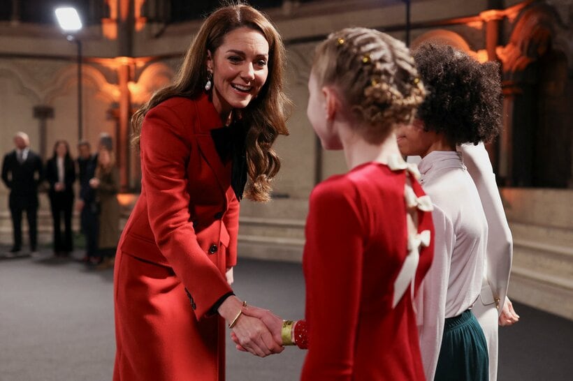 2024年12月6日、礼拝「トゥゲザー・アット・クリスマス」の日に、ウェストミンスター寺院で演奏する子供たちに挨拶する英国のキャサリン妃（photo ロイター/アフロ)