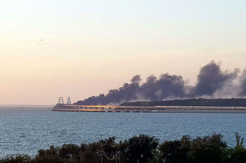 １０月８日、ケルチ海峡にかかるクリミアとロシアをつなぐクリミア橋で爆発があり、一部が崩落した（写真：アフロ）