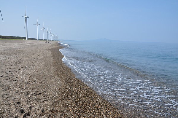 釜谷浜の海岸線には風力発電の風車が並ぶ