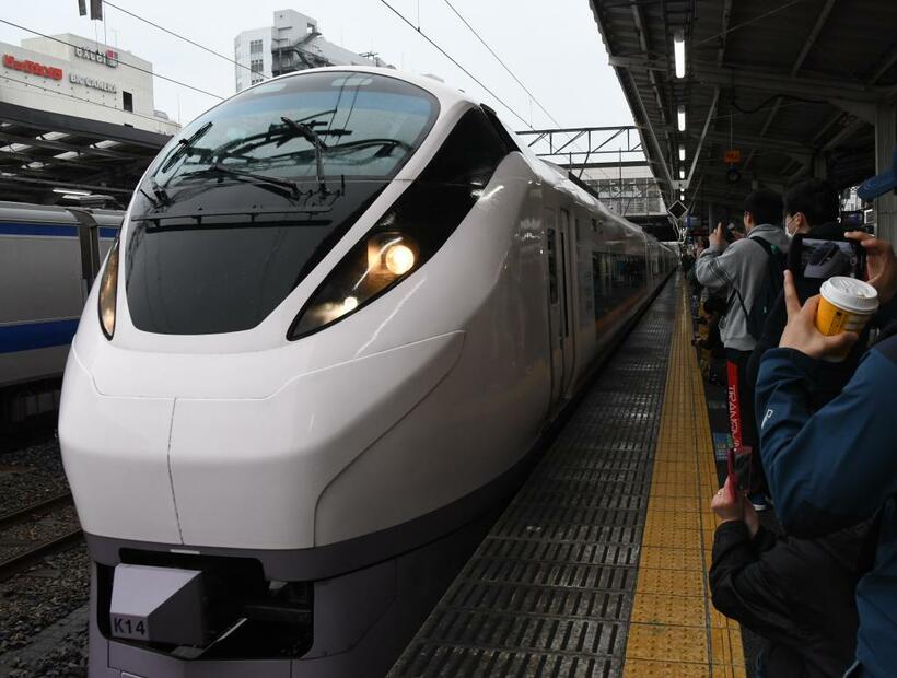 昨年３月、９年ぶりに全線復旧した常磐線を走る特急「ひたち」。東京と仙台を一本で結ぶ。被災地と東京がグッと身近になり、沿線では人の動きも生まれている　（ｃ）朝日新聞社