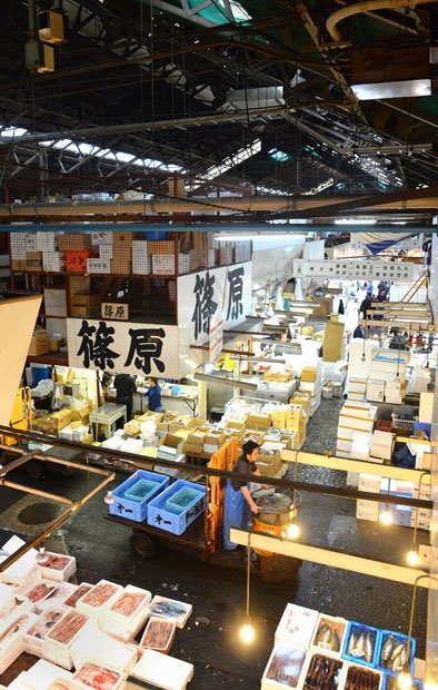 約６３０業者が軒を連ねる仲卸売場。狭い通路で大活躍するのが小型運搬車のターレットだ（撮影／写真部・東川哲也）