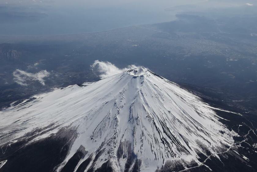 富士山と駿河湾（奥）