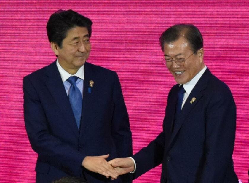 「１１分間の対話」の後、東アジア地域包括的経済連携の首脳会議の冒頭、軽く握手した安倍晋三首相（左）と韓国の文在寅大統領　（ｃ）朝日新聞社