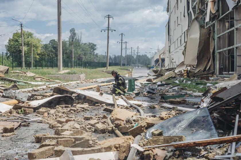 ロシアが完全支配を目指すウクライナ東部のドネツク州でも多くの被害が出ている（photo　Anadolu