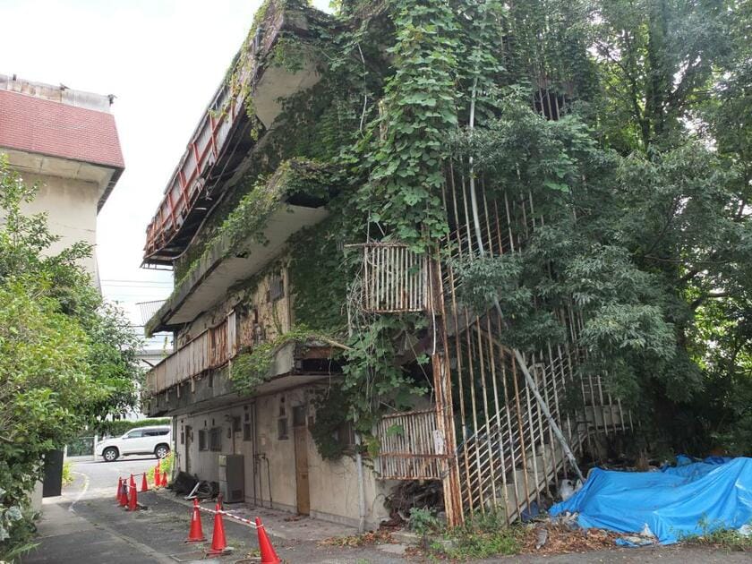老朽化し、誰も住まなくなったマンション。行
政代執行により取り壊しが進んだ（写真は工事
前）＝2019年９月、滋賀県野洲市