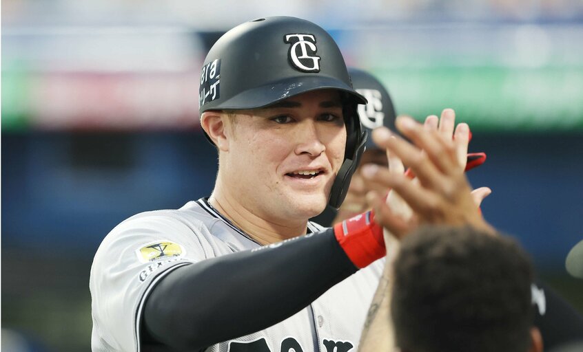 本塁打を放ってチームメートに迎えられるリチャード（写真/日刊スポーツ）