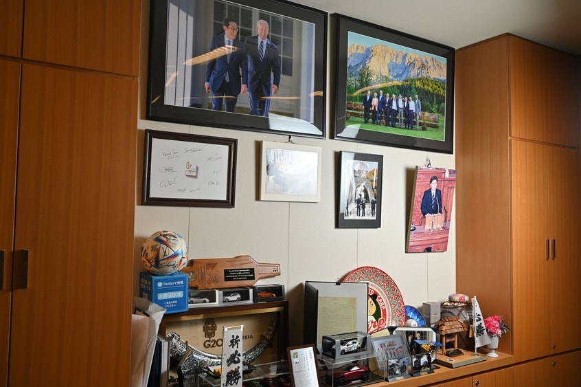 岸田さんの事務所に並んでいた記念の品や写真(撮影・東川哲也/朝日新聞出版写真映像部)