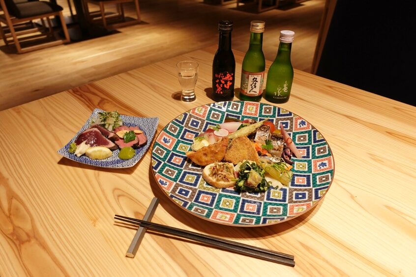 自分好みに盛り付けた1人前の“マイ皿鉢”。高知らしい“辛口”の日本酒とともにいただいた