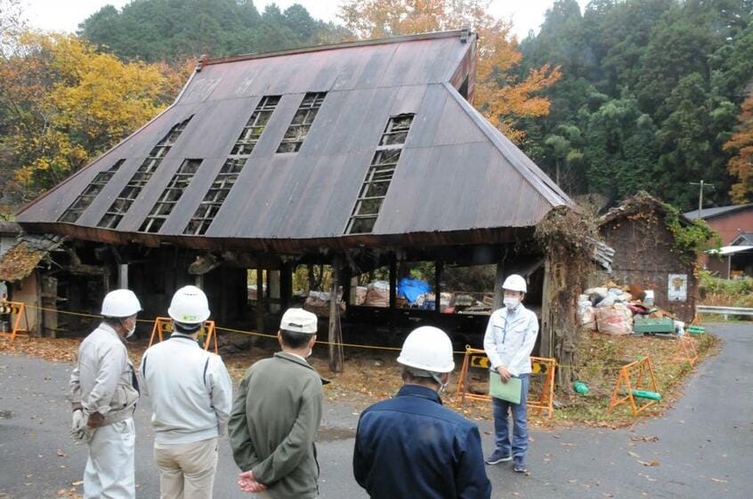 相続人のいない空き家の取り壊しに着手する自治体職員 (c)朝日新聞社