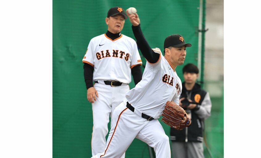 2月のキャンプで久保コーチ(左)から投球フォームの指導を受ける田中(日刊スポーツ)