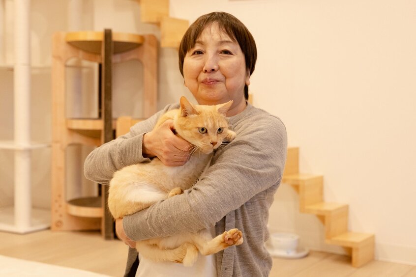 「東京都人と動物のきずな福祉協会」代表の香取章子さんとプリン(撮影/写真映像部・和仁貢介)