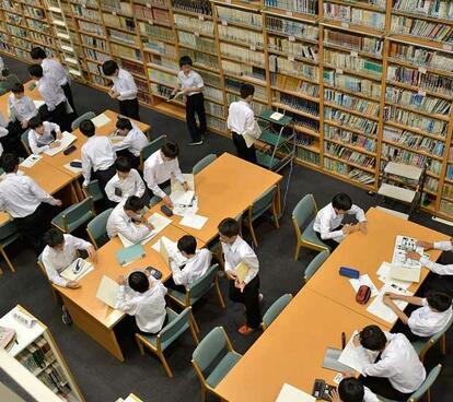 名古屋/中2の国語の授業。図書館で調べ学習を行っている。文化部のクラブ活動も盛んで、文学部は俳句甲子園の全国大会常連校。15年には優勝を果たした(撮影/柿崎明子)
<br />