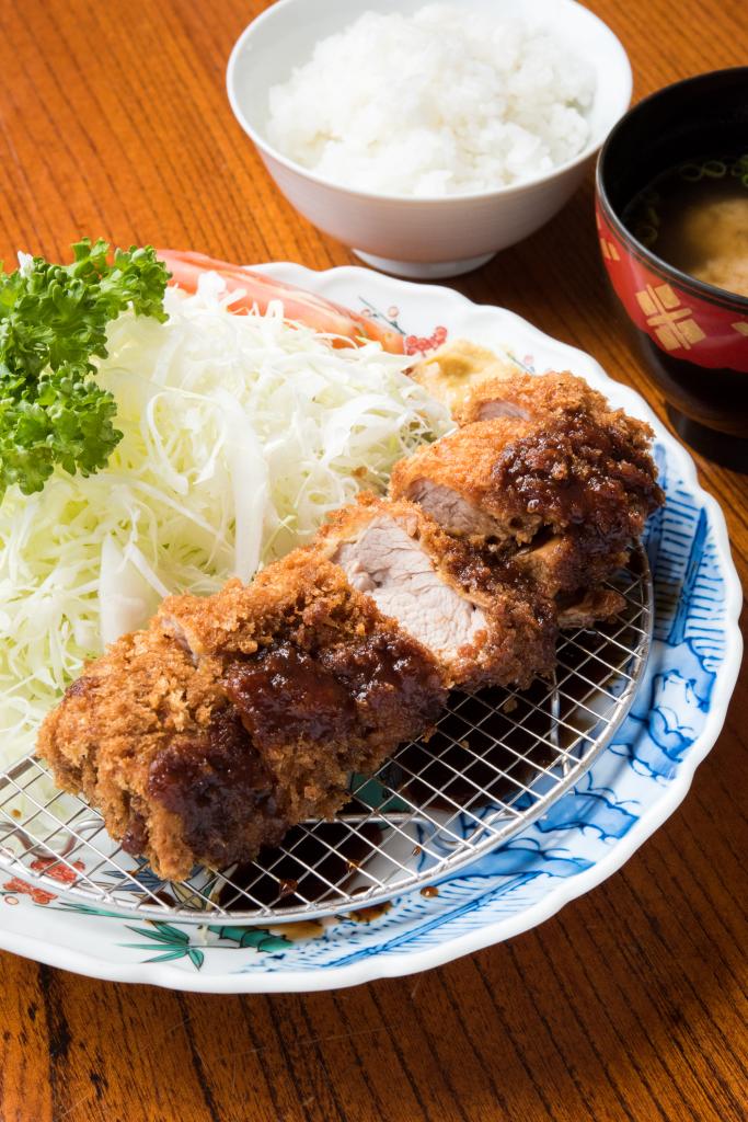 百万石 ひれかつ/かつて花街として栄えた柳橋で、昭和20年から続くとんかつの店。自家製ラードで最初はじっくり、仕上げは別鍋でカラッと揚げるとんかつは、衣の油っぽさがなく中はしっとりやわらか。写真は脂身が少ない大ぶりの「特上ひれかつ」(1980円)。脂のうまみを味わうならロースかつがおすすめだ。店の奥には中庭を眺めながら食事ができる奥座敷があり、粋な柳橋の風情を残す。昼の「とんかつ定食」800円。税込み (撮影/写真部・小山幸佑)