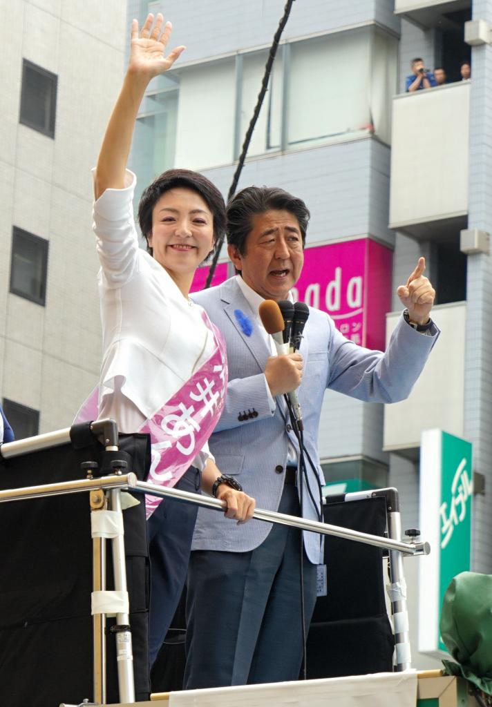 前回の参院選では、河井克行元法相の妻、案里氏が立候補。当時の安倍晋三首相も応援に駆けつけた。翌年に夫妻は逮捕された＝２０１９年７月１４日、広島市