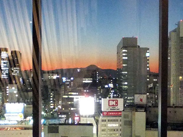 シアター・オーブのロビーから見える、夕陽に浮かび上がる富士山。五右衛門ではないがまさしく「絶景かな、絶景かな」と言いたくなる。ちなみに写真提供は粟根まこと氏。