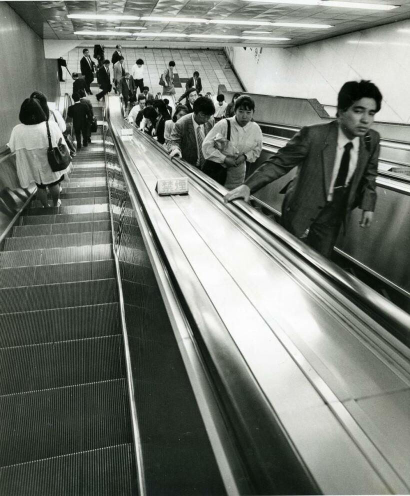 国会議事堂前駅の長いエスカレーター（1989年撮影）。深さが有名だったこの駅だが、現在は3位である（C）朝日新聞社
