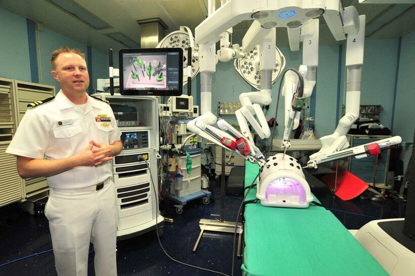 艦内には１２の手術室があり、手術ロボット、ＣＴなど最新鋭の医療機器を備える　（ｃ）朝日新聞社