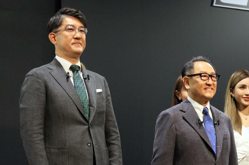 「東京オートサロン」の会場。新社長に就任する佐藤恒治氏（左）と豊田章男氏＝1月13日、千葉市（photo　アフロ）