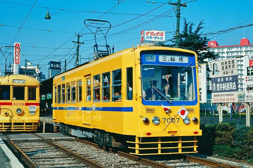 7500型以来15年ぶりに都電に新車が登場した。ワンマン運転仕様の証である青帯に装われた新7000型だった。王子駅前（撮影／諸河久：1977年11月23日）