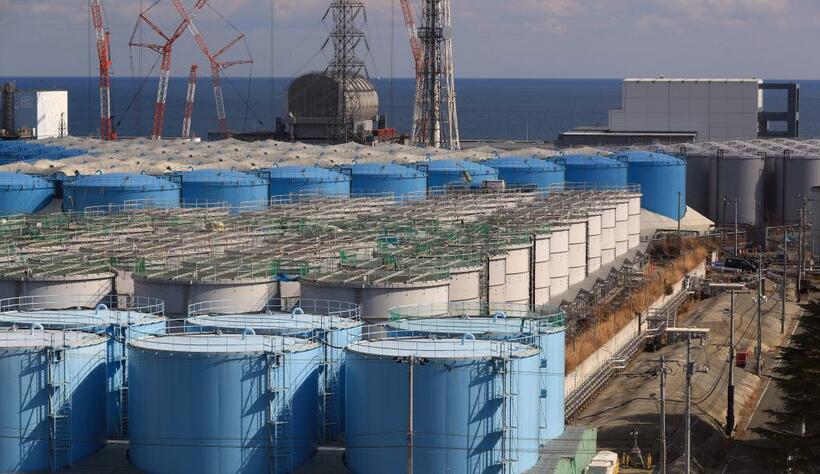 汚染処理水などのタンクが林立し廃炉作業が続く福島第一原発構内。奥には（左から）２号機、３号機、４号機建屋が並ぶ＝２０１９年、福島県大熊町（代表撮影）