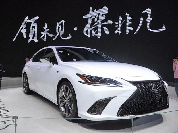 北京モーターショーで発表されたレクサスの新型セダン　（ｃ）朝日新聞社