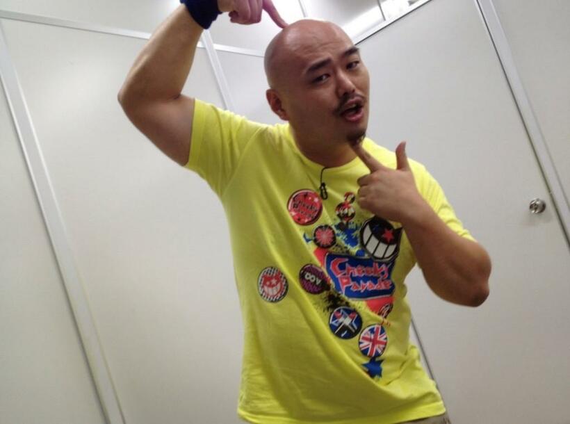 「しん」を使うきっかけとなったアイドルグループ「Cheeky Parade」のTシャツを着るクロちゃん（写真：本人提供）