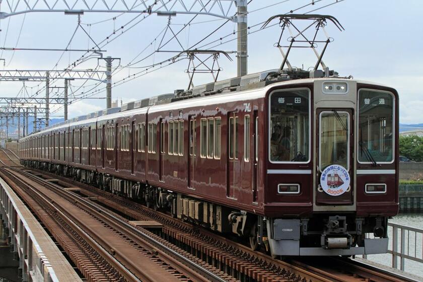 神戸線用の８０００編成。２０１９年１月～４月まで第１弾の「８０００系車両誕生３０周年記念列車」として運行したのち、５月から第２弾の記念列車として再び登場時仕様となり運行している（撮影／北村 光）