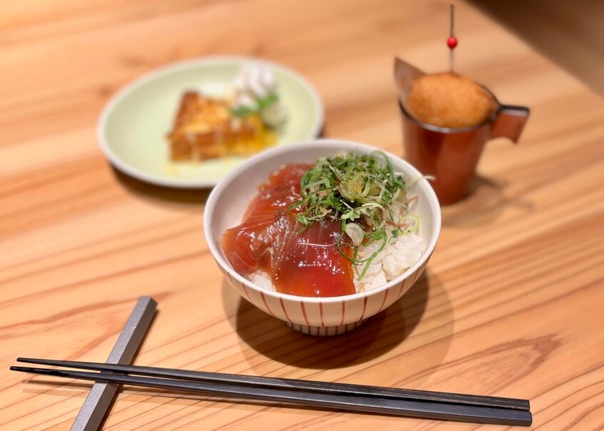 朝食には自分で好きな量をよそえる「鰹の漬け丼」も。ゆずに、いも天に、高知の食が満載