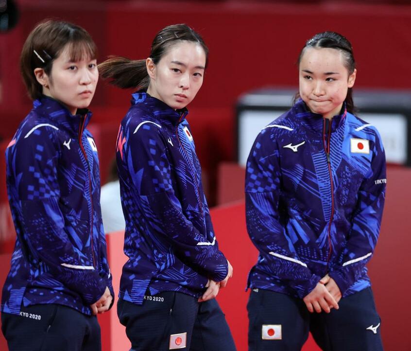 卓球・女子団体で銀メダルを獲得した伊藤美誠(右)、石川佳純(中央)、平野美宇(左) (c)朝日新聞社