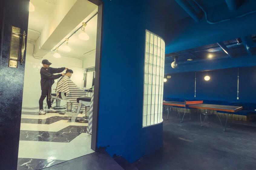 カフェと床屋が融合した福岡市の「メリケンバーバーショップ」(同店提供)