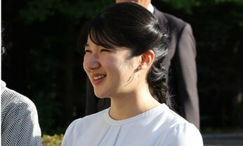 愛子さま オフィスカジュアルで出勤の朝は「お見送り」ににっこり 一方で「窓は開けない」「ルート変更」を選ぶ皇族方の事情