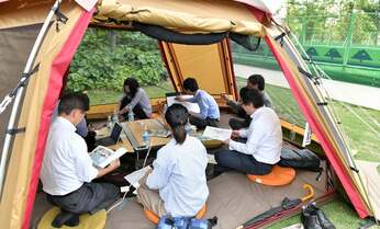 屋外でテントを貼り会議も 東京で「アウトドアオフィス」が人気