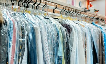 「保管クリーニング」は洗わず放置されている? 「カビ」が生え「シワ」だらけの実態を業者が告発