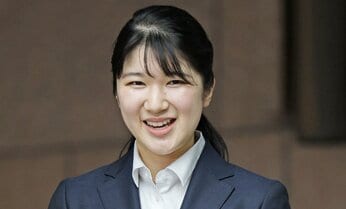 〈愛子さまの存在感〉愛子さまは凛とした美しさの入社式ファッション 「アクセサリーなし」「控えめメイク」ににじむ覚悟