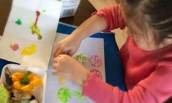 「レンコンのマンション」「オクラの星空」子どもたちが苦手な野菜の余った部分でスタンプに!?