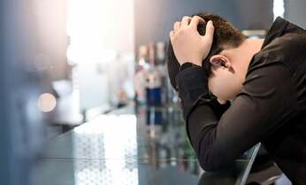 婚活失敗男の特徴、キャバクラ感覚で「いい女」要求・60代で子どもを望む…