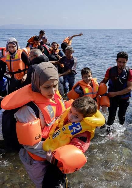 ギリシャ領レスボス島に上陸を果たした難民たち。子供を抱く母親は、疲弊しきっていた（撮影／アンドロニキ・クリストドゥル）