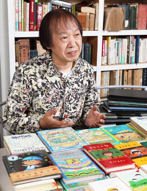 装丁を手がけたさくらさんの本を前に話す祖父江さん。エッセー３部作『あのころ』『まる子だった』『ももこの話』の表紙の絵の素材は、タマゴの殻、フェルト、砂絵、と変化。「同じことを頼んだら、もう飽きちゃった、ってなっちゃうの」（撮影／倉田貴志）